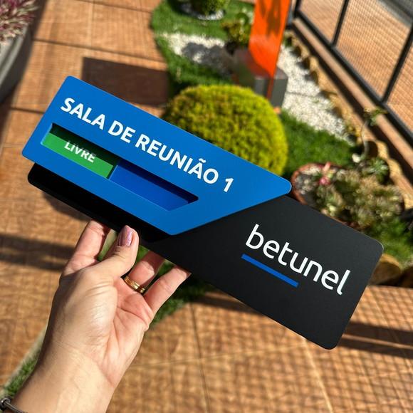 Placa Identificação de Sala - Modelo Breeze Flag
