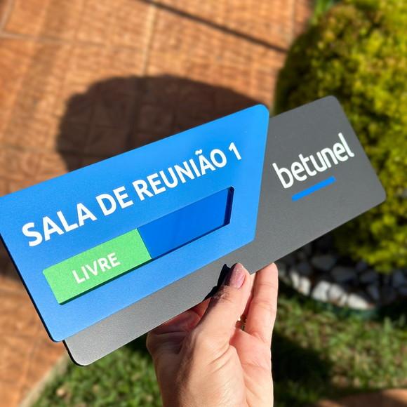 Placa Identificação de Sala - Modelo Breeze Flag