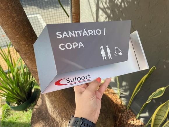Placa Identificação de Sala Modelo Apatita Formato Bandeira