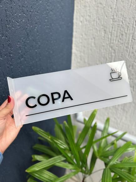 Placa Identificação de Sala Modelo Caulim Formato Bandeira