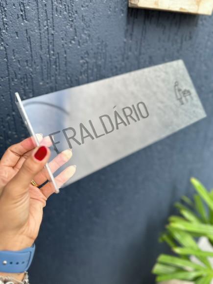 Placa Identificação de Sala Modelo Caulim Formato Bandeira