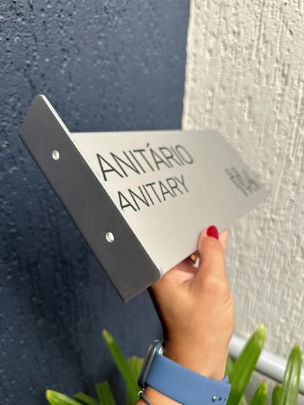 Placa Identificação de Sala Modelo Caulim Formato Bandeira