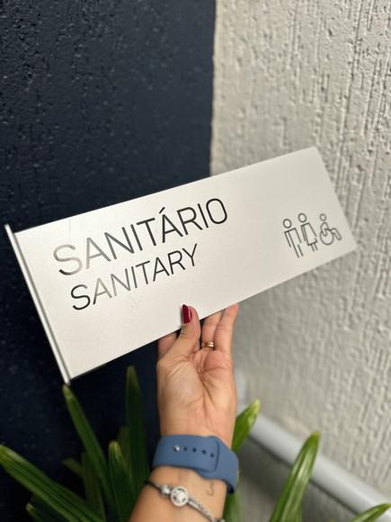 Placa Identificação de Sala Modelo Caulim Formato Bandeira