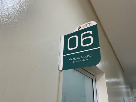 Placa Identificação de Sala Modelo Caulim Formato Bandeira