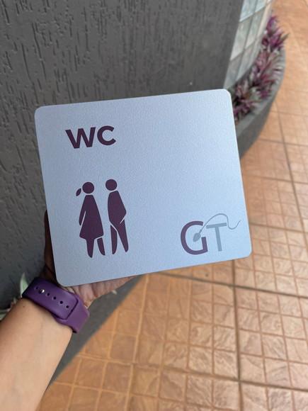 Placa Identificação de Wc - Banheiro - Modelo Caulim 16x18