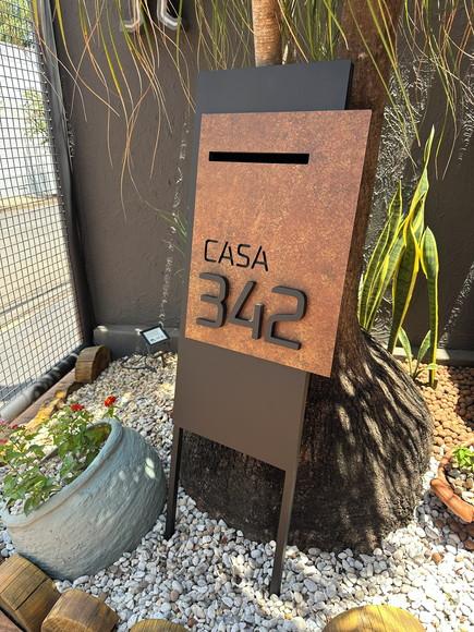Totem Residencial Acm com Corten - 40,5x85 Pé para Jardim