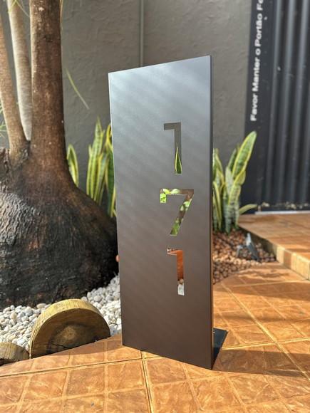 Totem Residencial Aço Carbono com Pé para Sustentação