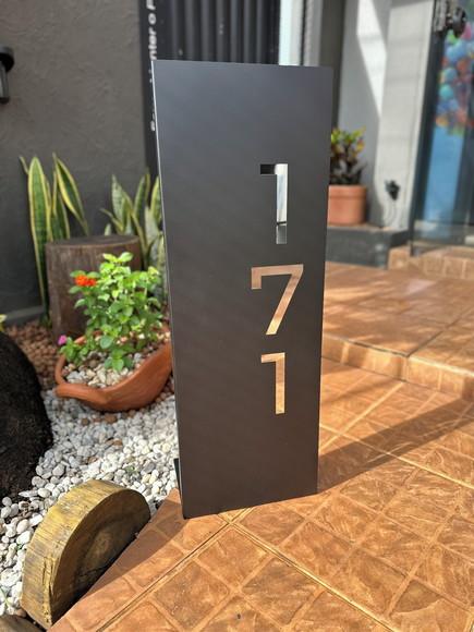 Totem Residencial Aço Carbono com Pé para Sustentação