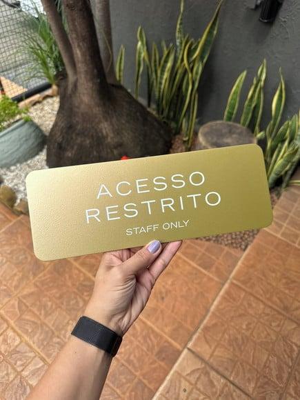 Placa - Favor Manter a Porta Fechada - Modelo Caulim 30x10,5