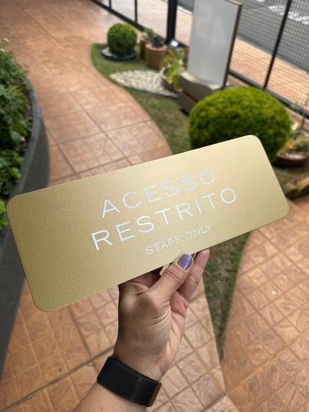 Placa - Favor Manter a Porta Fechada - Modelo Caulim 30x10,5