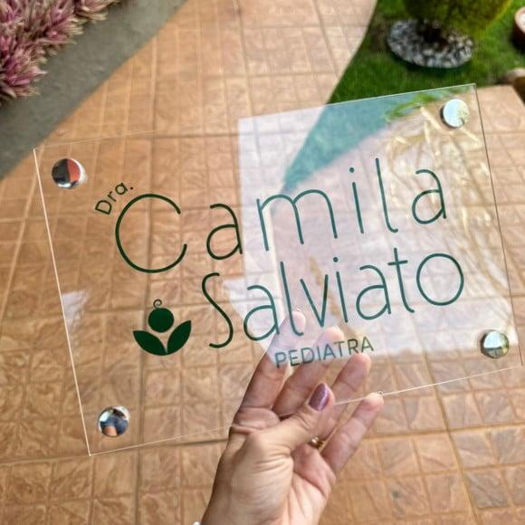 Placa Acrilico Transparente 30x20 Acabamento em Parafusos