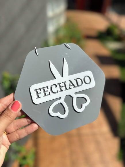 Placa de Acrílico + Sobreposição em Acrílico Aberto Fechado