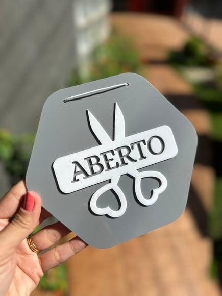 Placa de Acrílico + Sobreposição em Acrílico Aberto Fechado