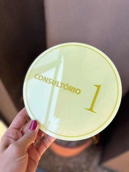 Placa de Comércio Acrílico - Aplicação Adesivo Frontal 18x18