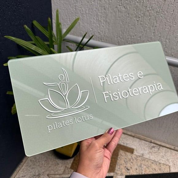 Placa de Comércio Acrílico - Aplicação Adesivo Frontal 40x24