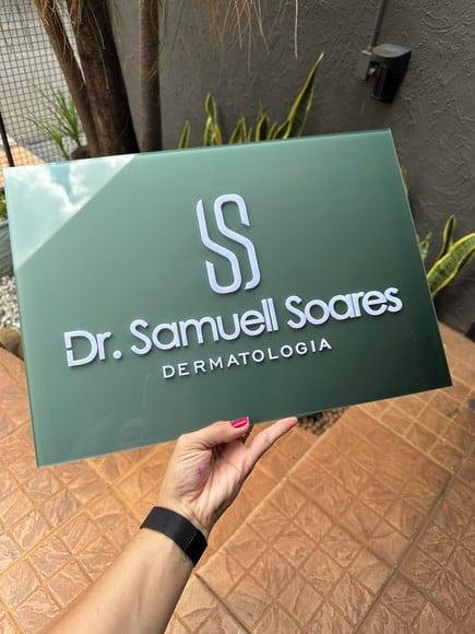 Placa de Comércio com Sobreposição em Acrílico - 42x30