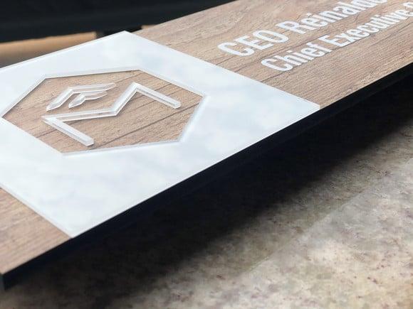 Placa de Id de Sala - Modelo Fuchsita mdf e Acrílico