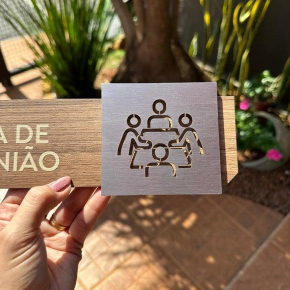 Placa de Id de Sala - Modelo Fuchsita mdf e Inox
