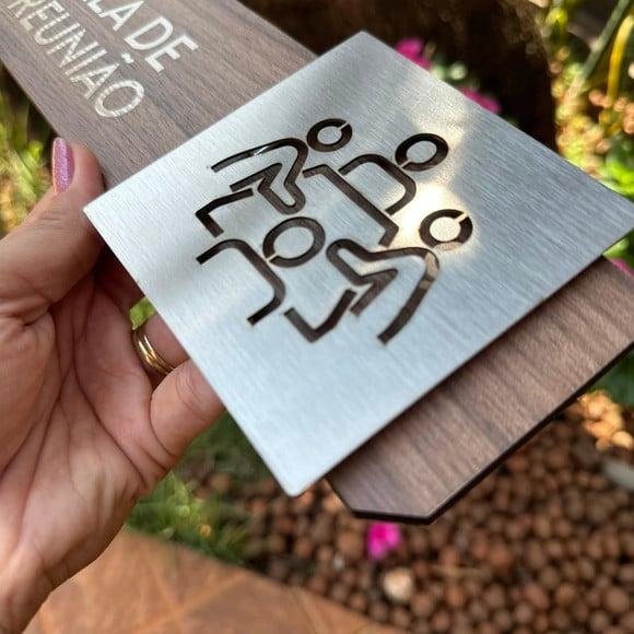 Placa de Id de Sala - Modelo Fuchsita mdf e Inox