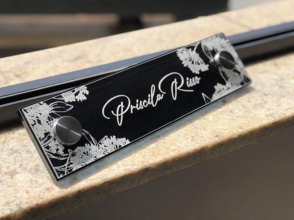Placa de Identificação de Mesa - Acrílico e Acrílico 26x6,5
