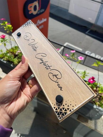 Placa de Identificação de Mesa - mdf e Acrílico 26x6,5