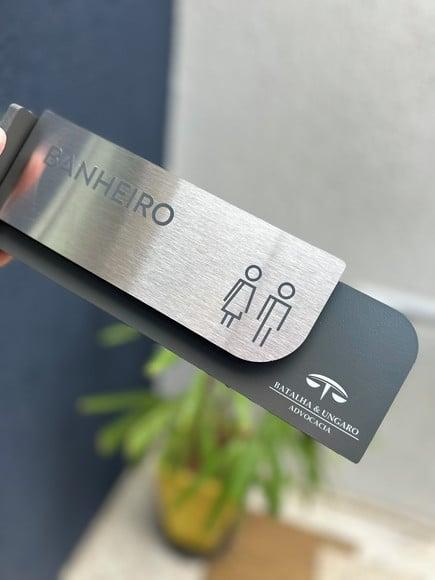 Placa de Identificação de Sala - Modelo Ametista Bandeira