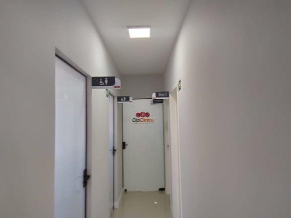 Placa de Identificação de Sala - Modelo Ametista Bandeira