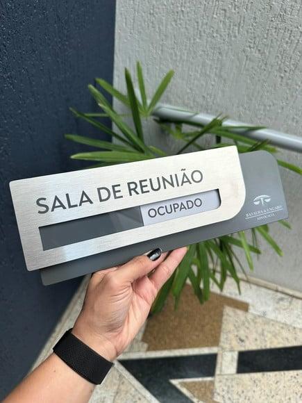 Placa de Identificação de Sala - Modelo Ametista Inox Flag