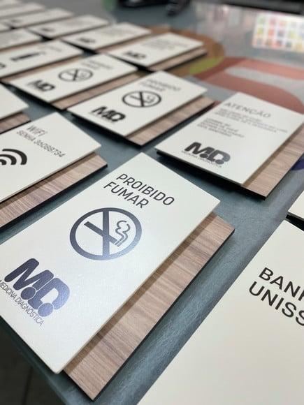 Placa de Identificação de Sala - Modelo Calcita mdf