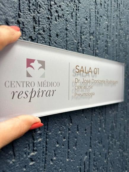Placa de Identificação de Sala - Modelo Caulim Acrílico