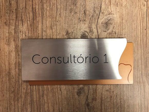 Placa de Identificação de Sala - Modelo Feldspato Inox
