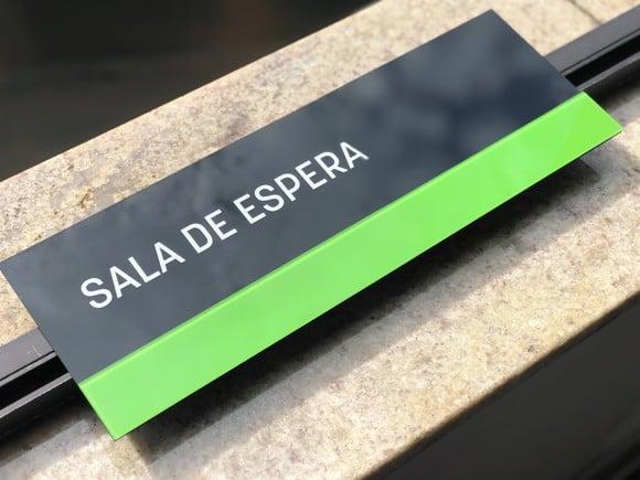 Placa de Identificação de Sala - Modelo Granada