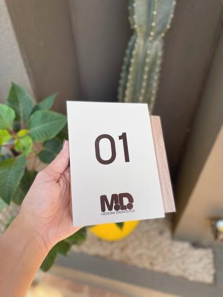 Placa de Identificação de Sala - Modelo Mini Calcita mdf
