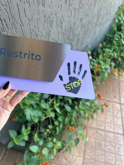 Placa de Identificação de Sala - Modelo Onix Inox