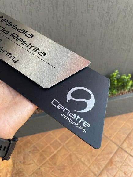 Placa de Identificação de Sala - Modelo Onix Inox