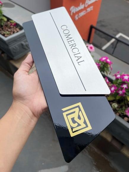 Placa de Identificação de Sala - Modelo Onix Inox e Verniz