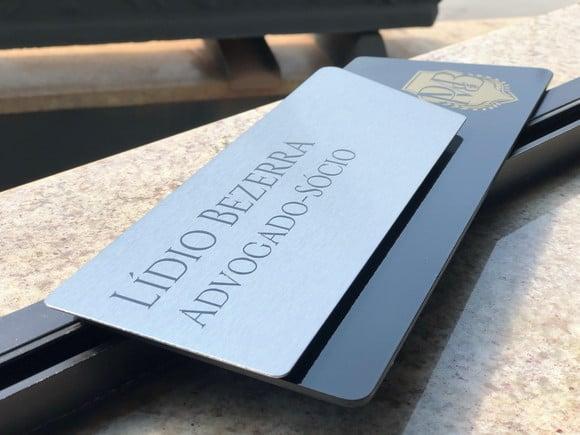 Placa de Identificação de Sala - Modelo Onix Inox e Verniz