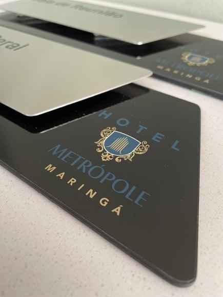 Placa de Identificação de Sala - Modelo Onix Inox e Verniz