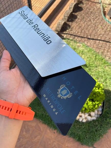 Placa de Identificação de Sala - Modelo Onix Inox e Verniz