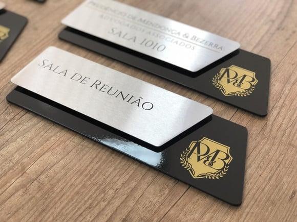 Placa de Identificação de Sala - Modelo Onix Inox e Verniz