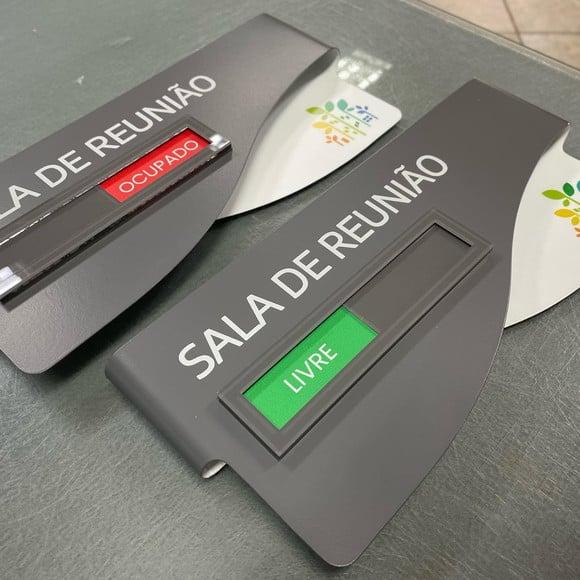 Placa de Identificação de Sala - Modelo Sodalita Flag
