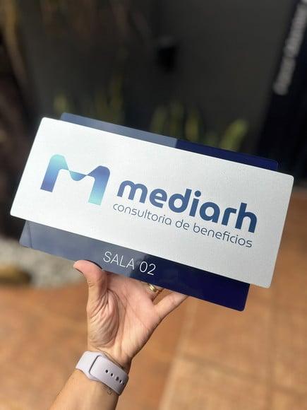 Placa de Identificação de Sala Modelo Topázio Acrílico 30x17