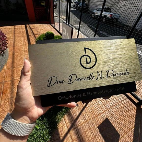 Placa de Identificação de Sala Modelo Topázio Acrílico 30x17