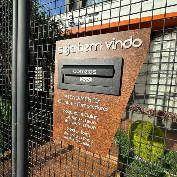 Placa em Acm com Caixa de Correio Embutida e Horários