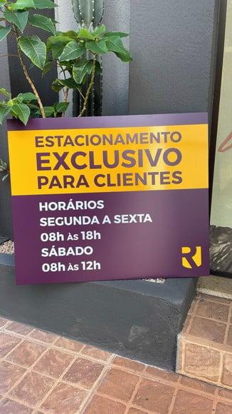 Placa Estacionamento Exclusivo Cliente - Modelo Caulim 50x60