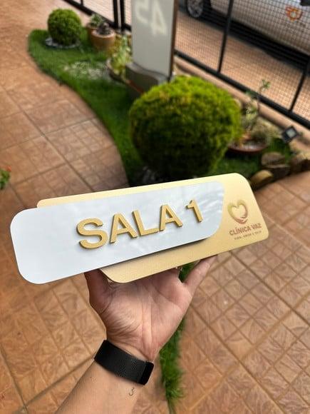Placa Id. de Sala - Modelo Adamantium com Sobreposição