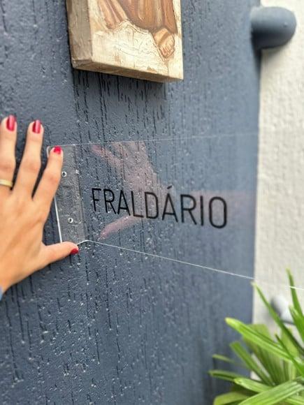 Placa Identificação de Sala Modelo Caulim Formato Bandeira