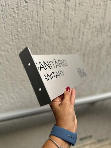 Placa Identificação de Sala Modelo Caulim Formato Bandeira