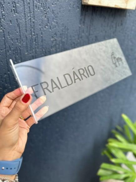 Placa Identificação de Sala Modelo Caulim Formato Bandeira