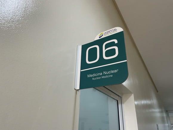 Placa Identificação de Sala Modelo Caulim Formato Bandeira